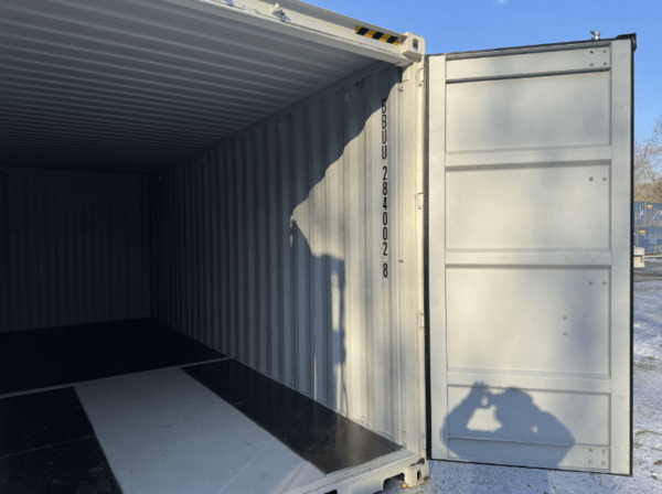 24′ x 8′ x 9.5′ High Cube new shipping/storage container